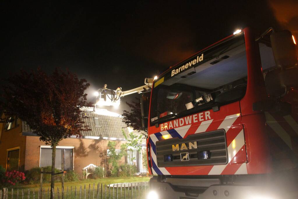 Brandweer blust uitslaande woningbrand