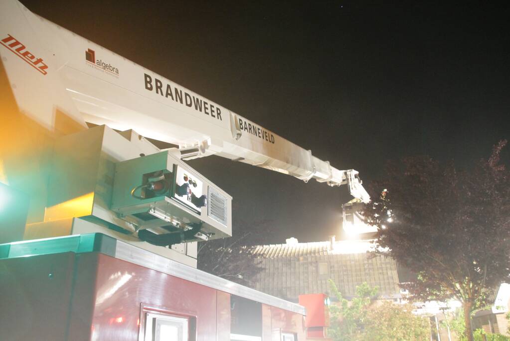 Brandweer blust uitslaande woningbrand