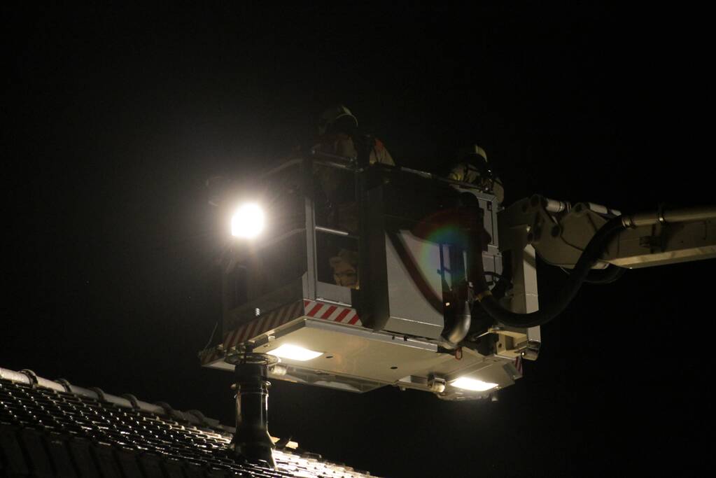 Brandweer blust uitslaande woningbrand