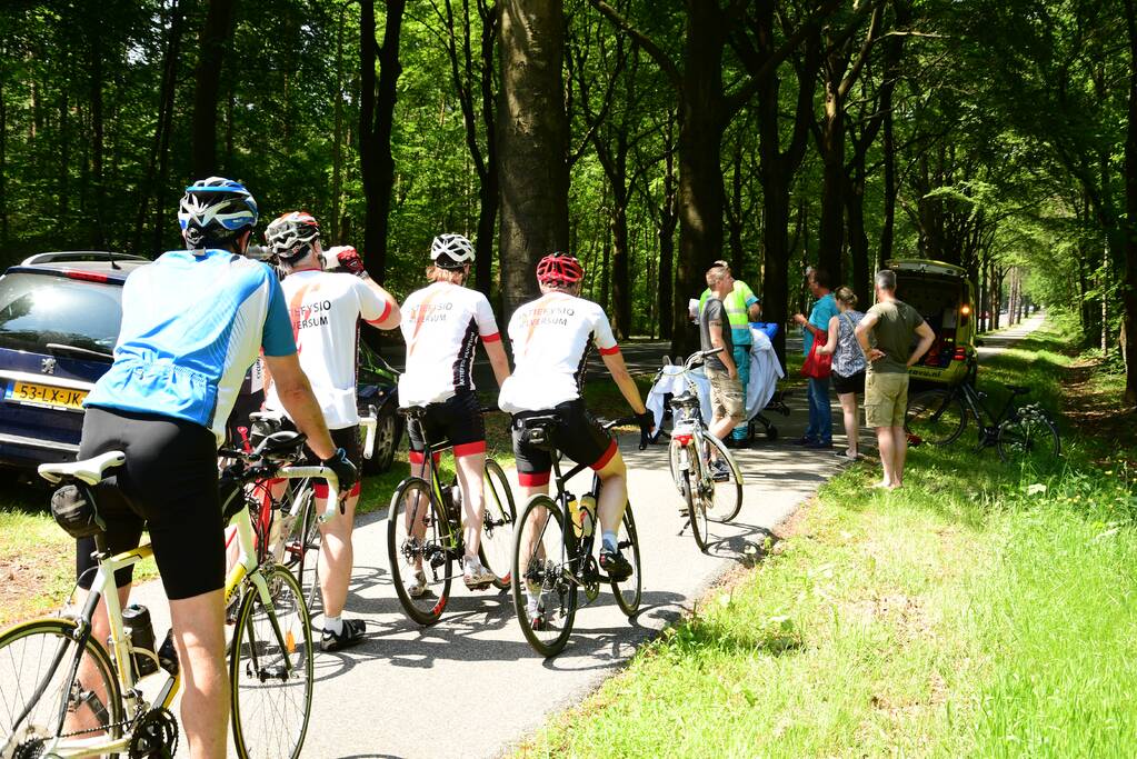 Omstanders verlenen eerste hulp aan gewonde fietsster