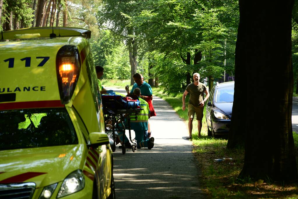 Omstanders verlenen eerste hulp aan gewonde fietsster