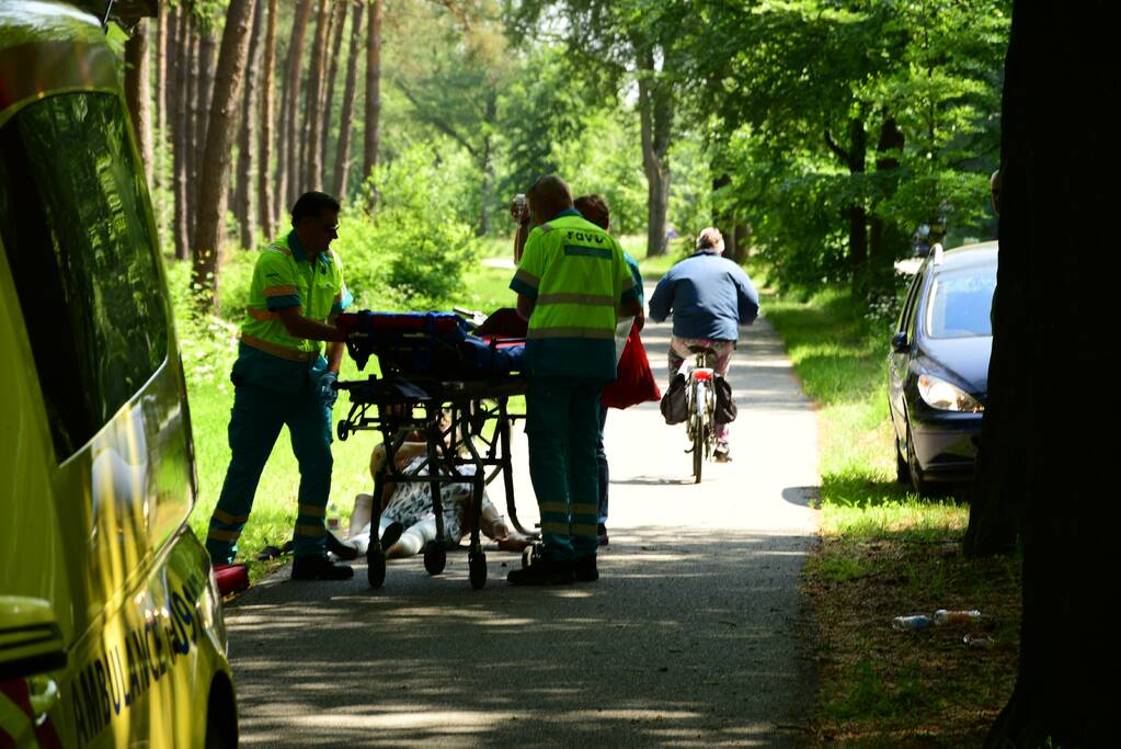 Omstanders verlenen eerste hulp aan gewonde fietsster