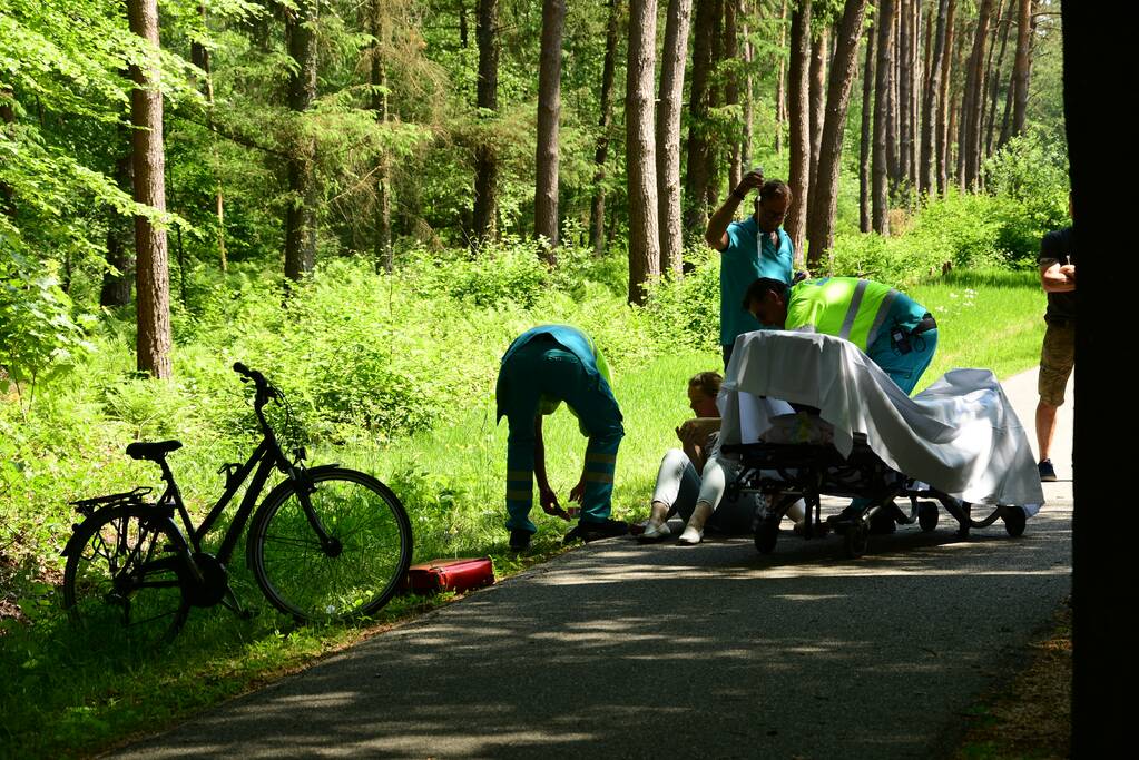 Omstanders verlenen eerste hulp aan gewonde fietsster