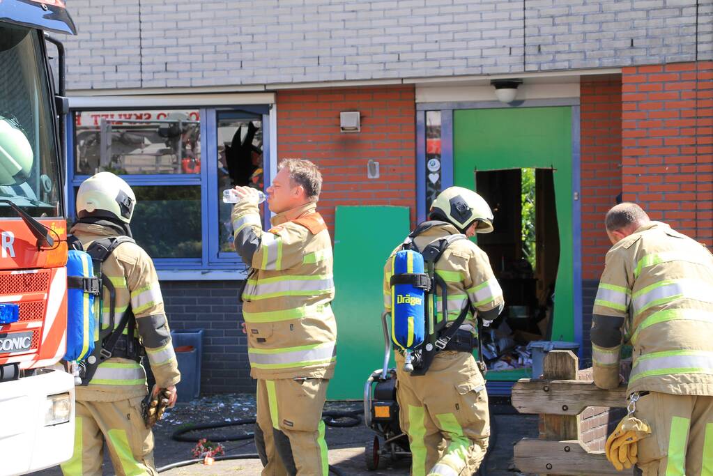 Vrouw zwaargewond bij woningbrand