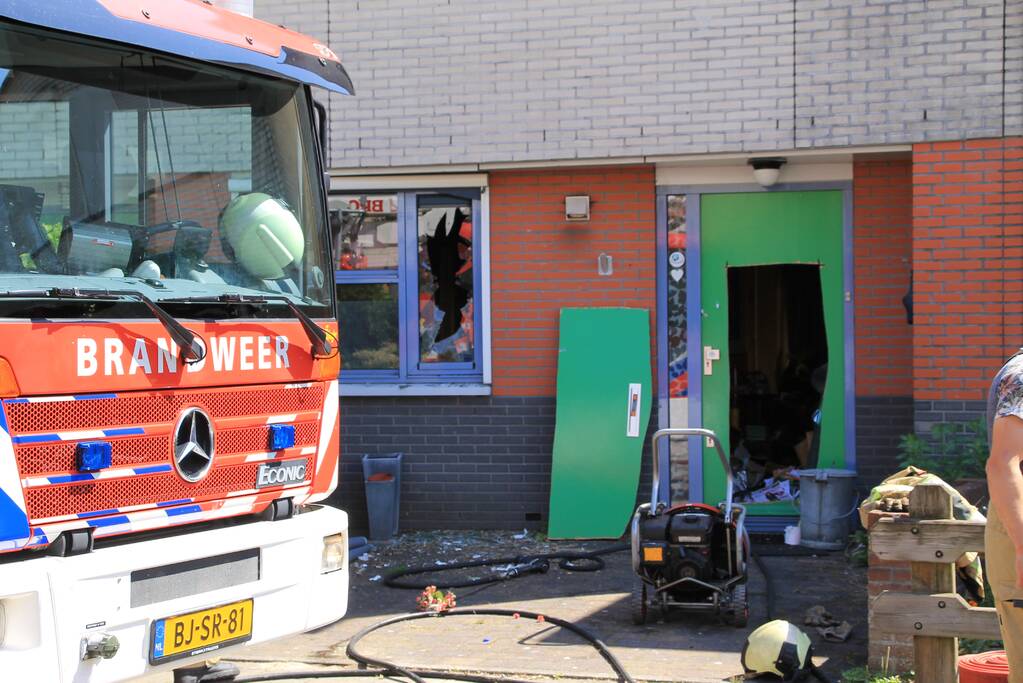 Vrouw zwaargewond bij woningbrand