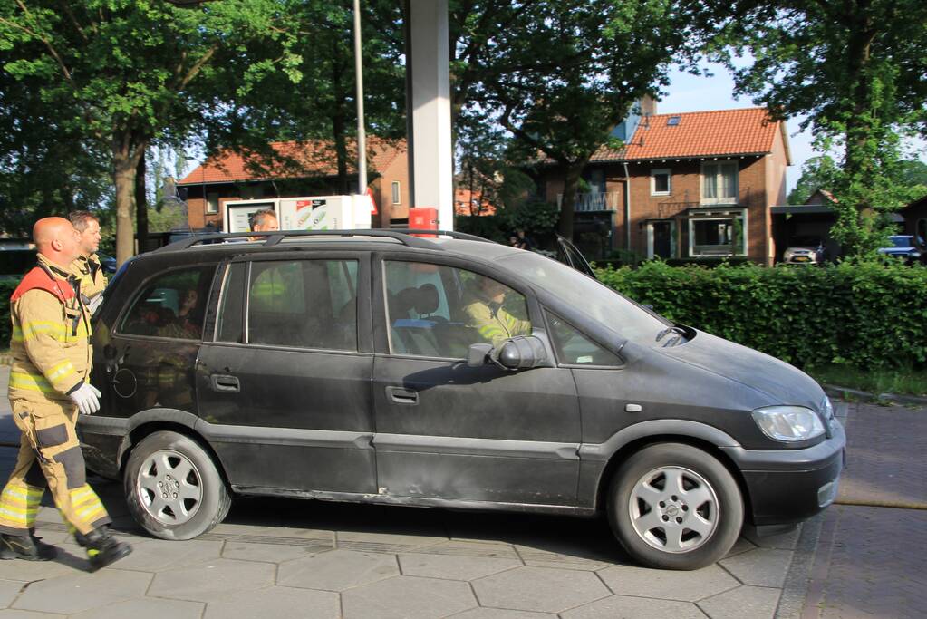 Auto vat vlam bij tankstation