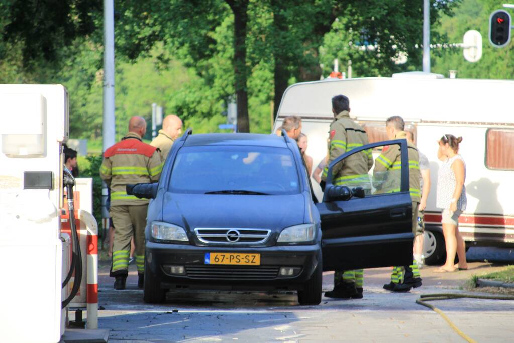 Auto vat vlam bij tankstation