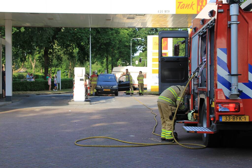 Auto vat vlam bij tankstation