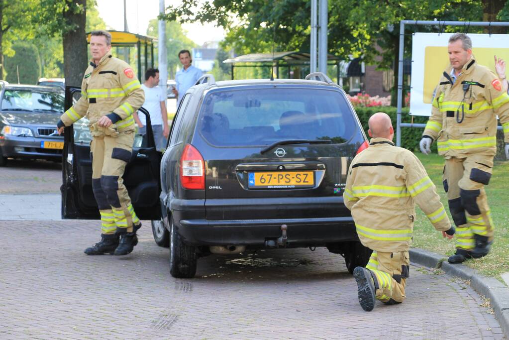Auto vat vlam bij tankstation