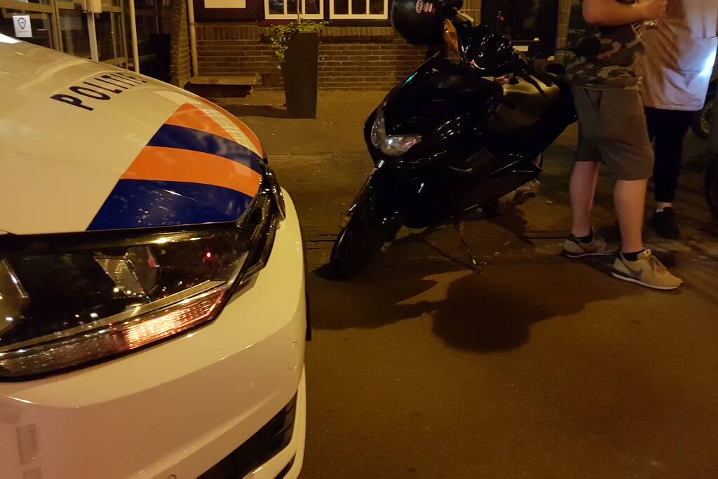 Scooterrijdster gewond bij botsing met andere scooter