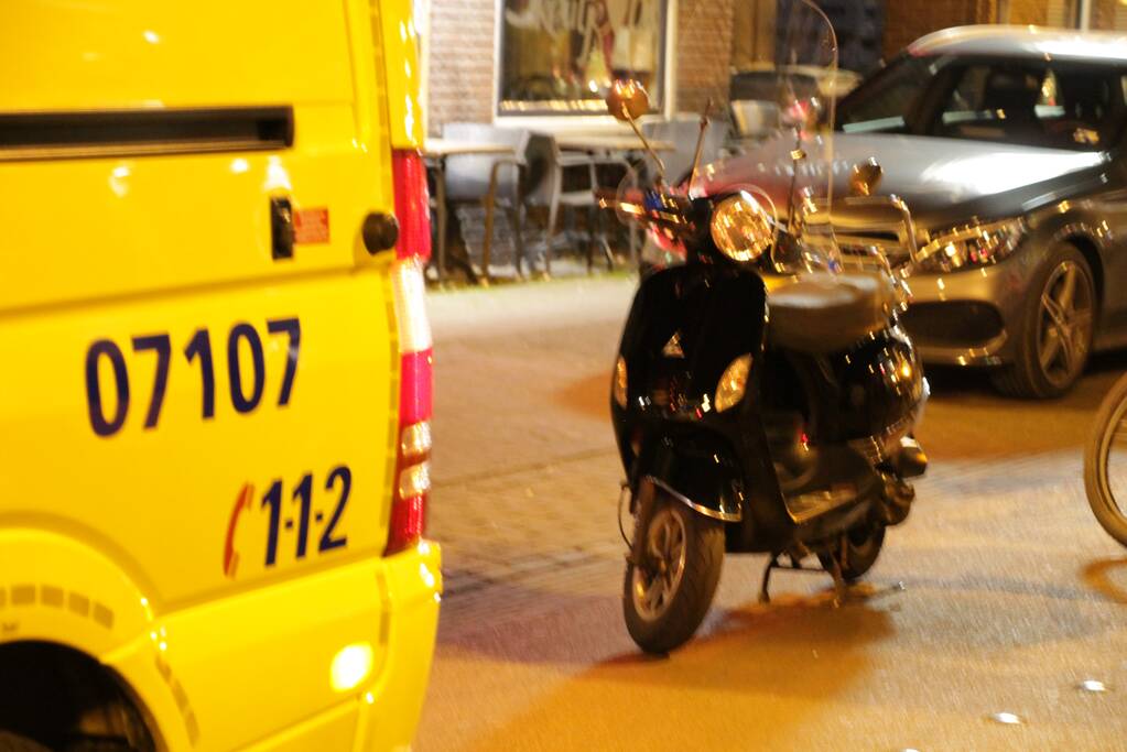Scooterrijdster gewond bij botsing met andere scooter