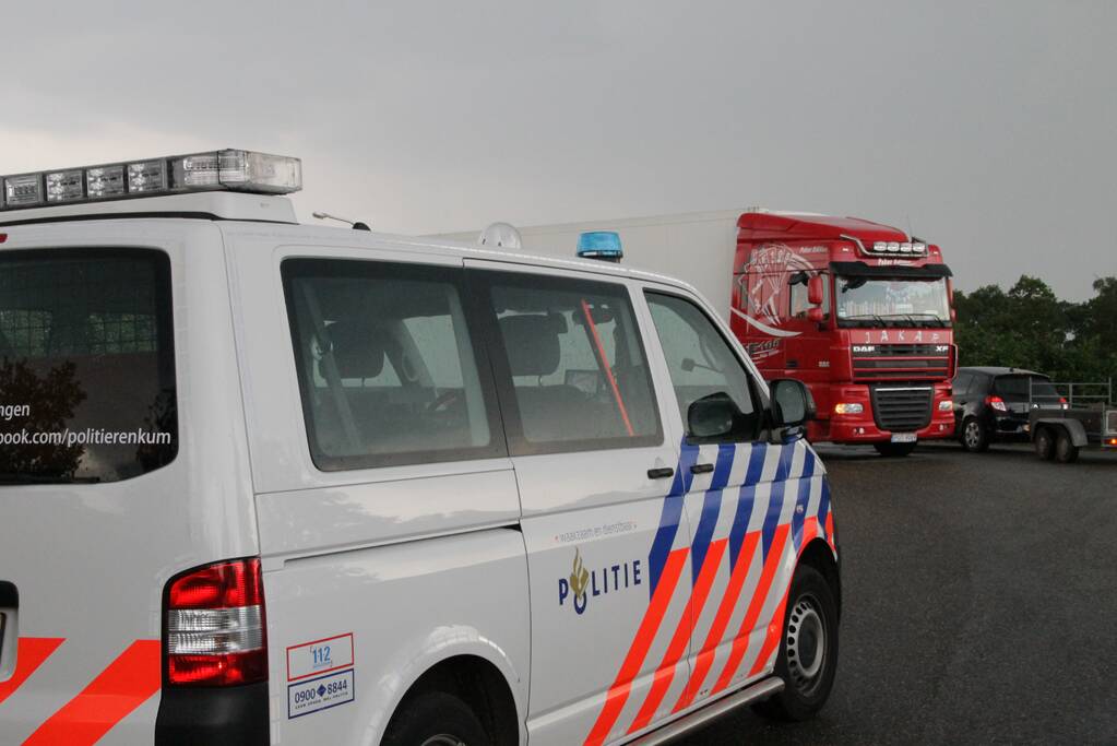 Vrachtwagen lekt brandstof op A12