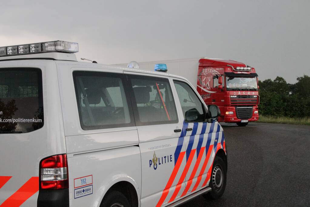Vrachtwagen lekt brandstof op A12