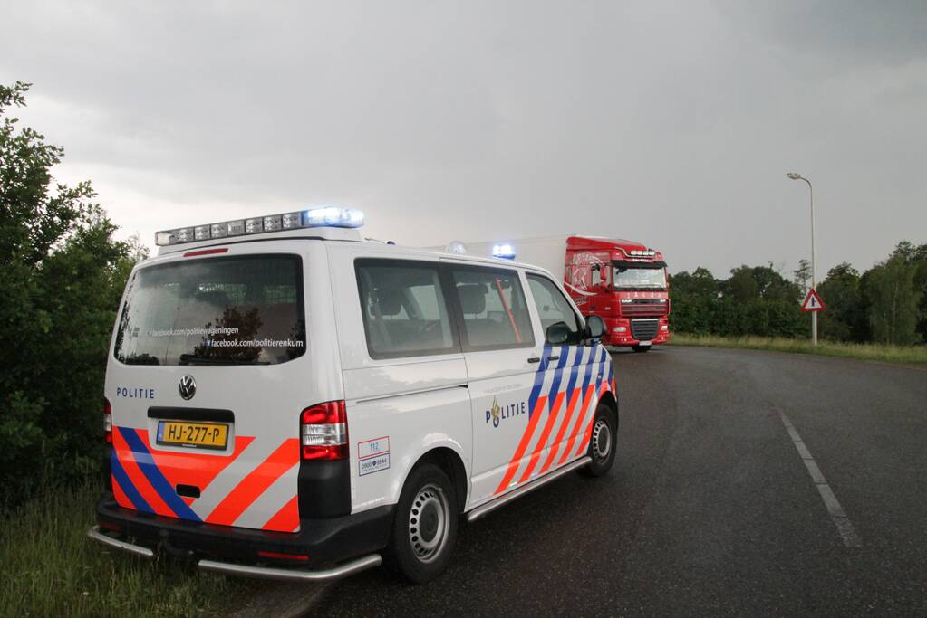 Vrachtwagen lekt brandstof op A12