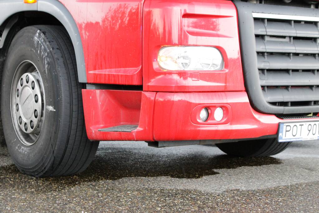 Vrachtwagen lekt brandstof op A12