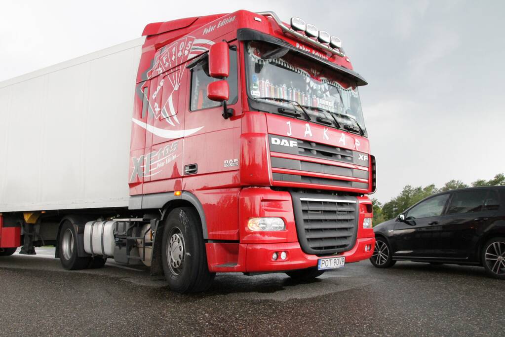 Vrachtwagen lekt brandstof op A12