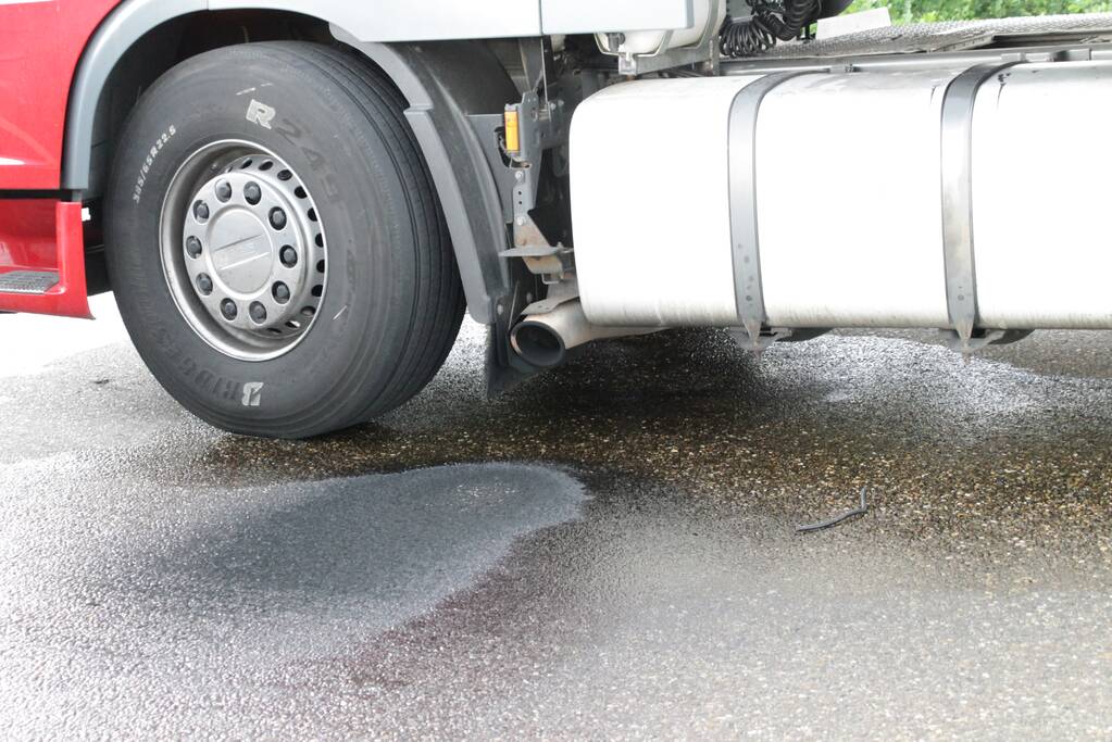 Vrachtwagen lekt brandstof op A12