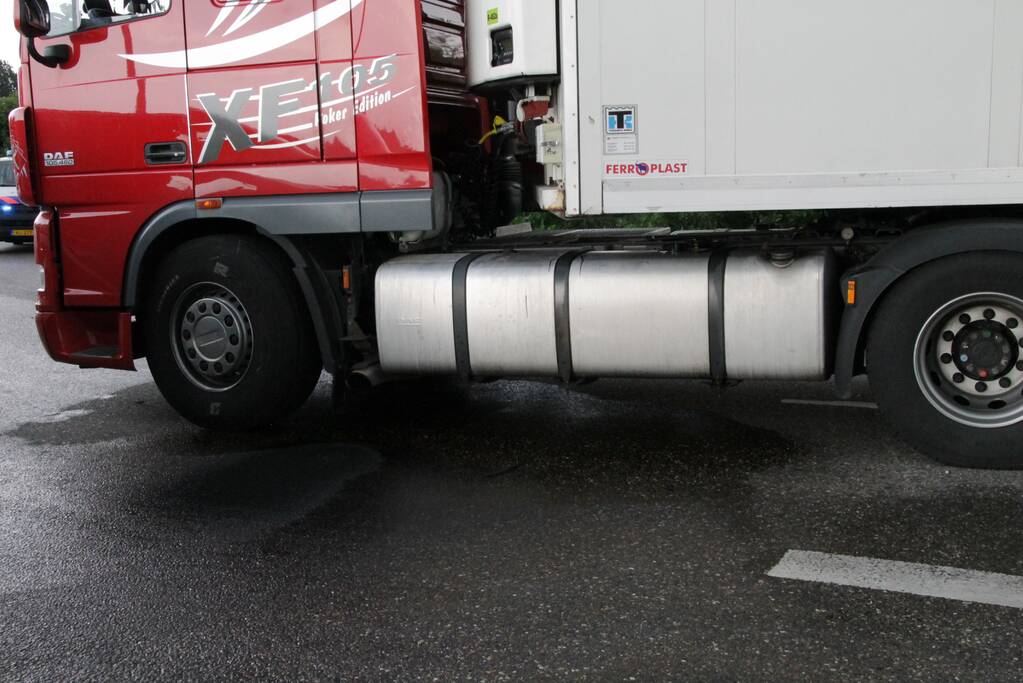 Vrachtwagen lekt brandstof op A12