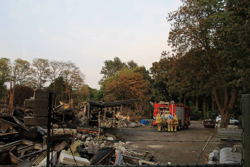 Brandweer blust kleine brand in afgebrand pand