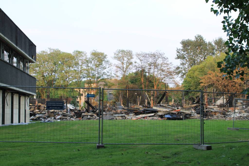 Brandweer blust kleine brand in afgebrand pand