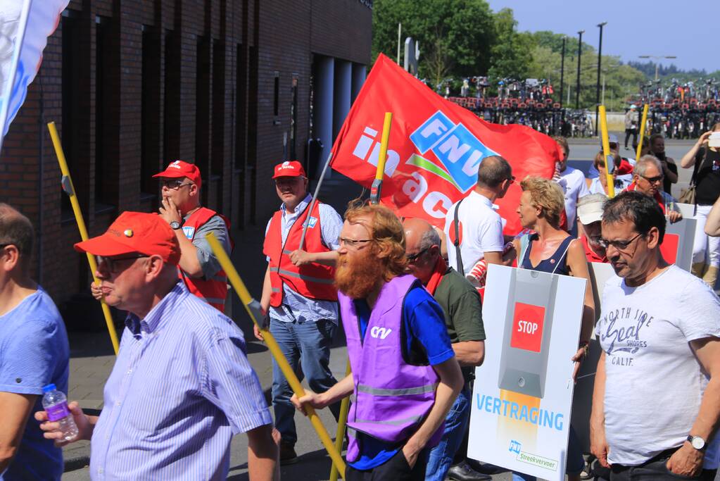 Buschauffeurs houden protestmars