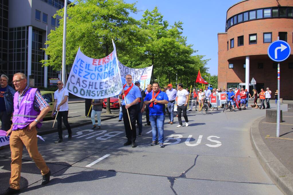 Buschauffeurs houden protestmars