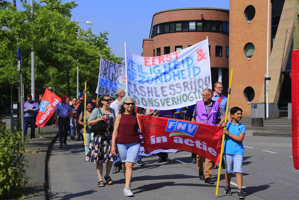 Buschauffeurs houden protestmars