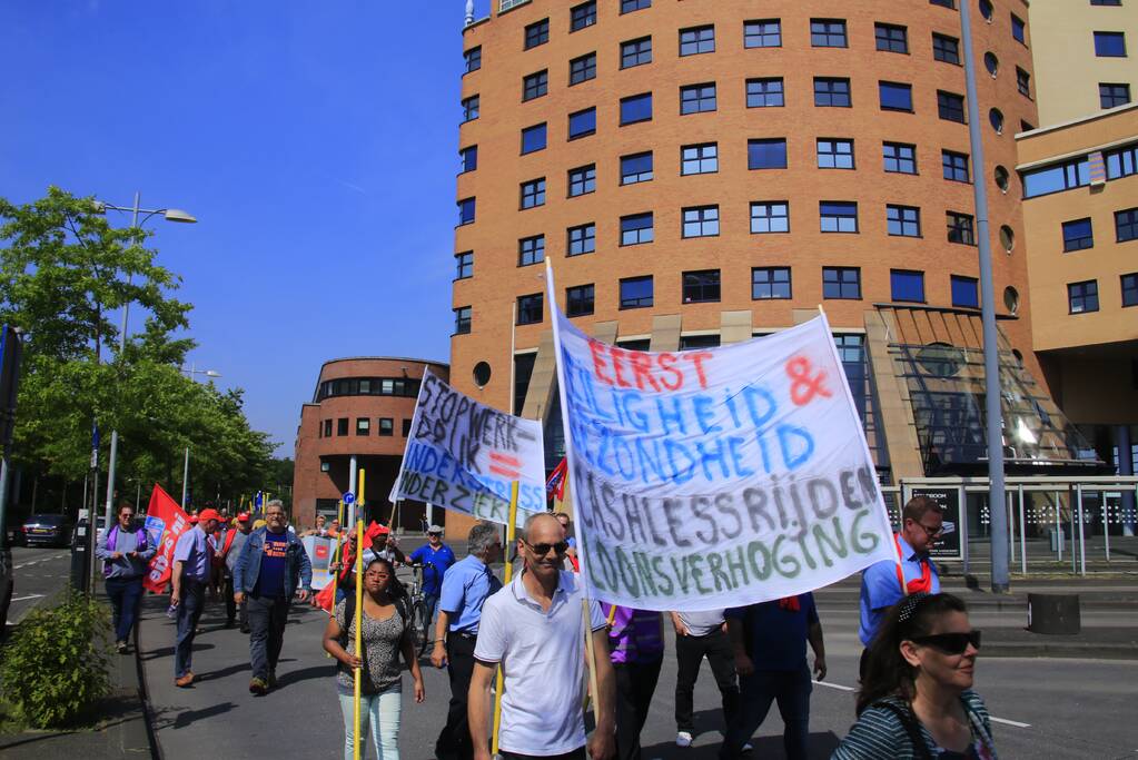 Buschauffeurs houden protestmars