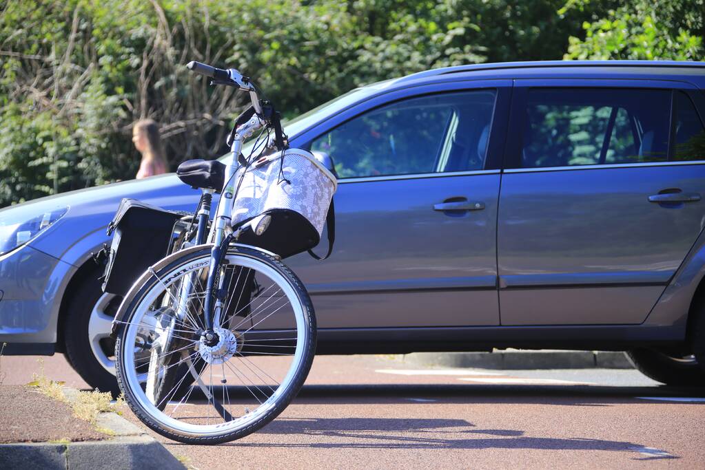 Fietsster gewond na aanrijding met auto