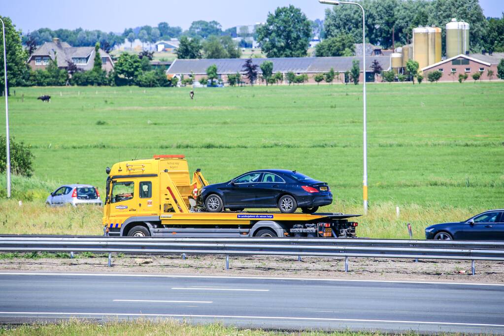 Bestuurder gewond na kop-staartbotsing