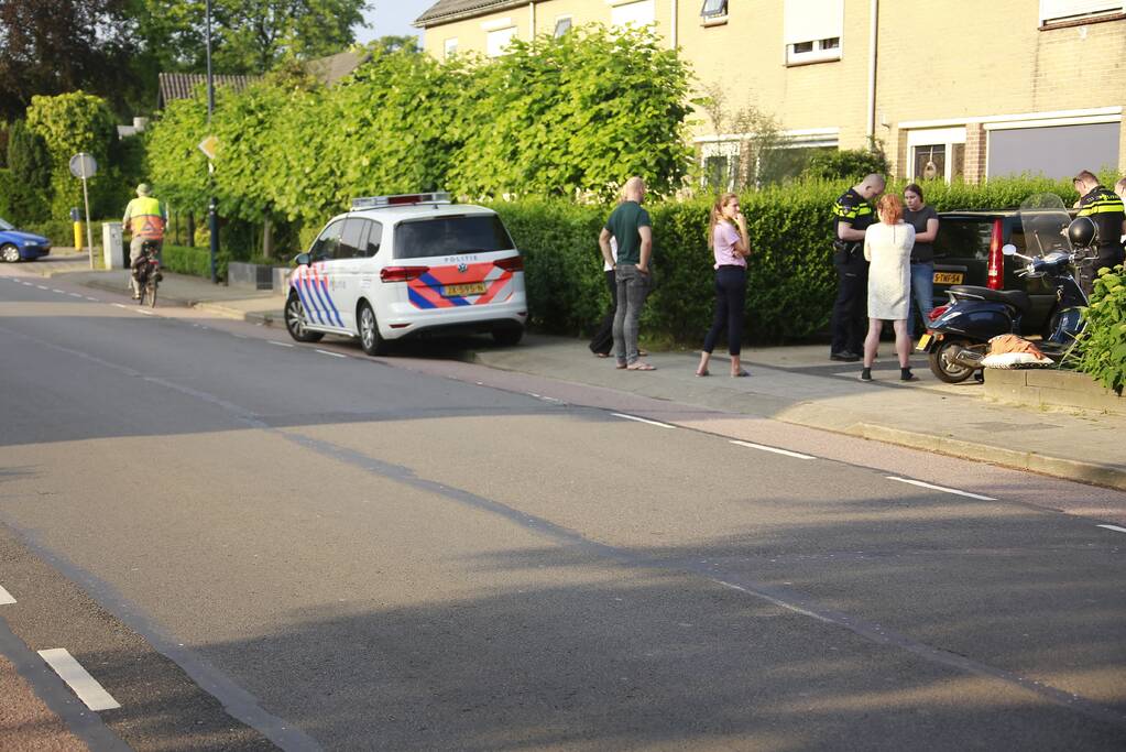 Brommerrijdster gewond na botsing met auto