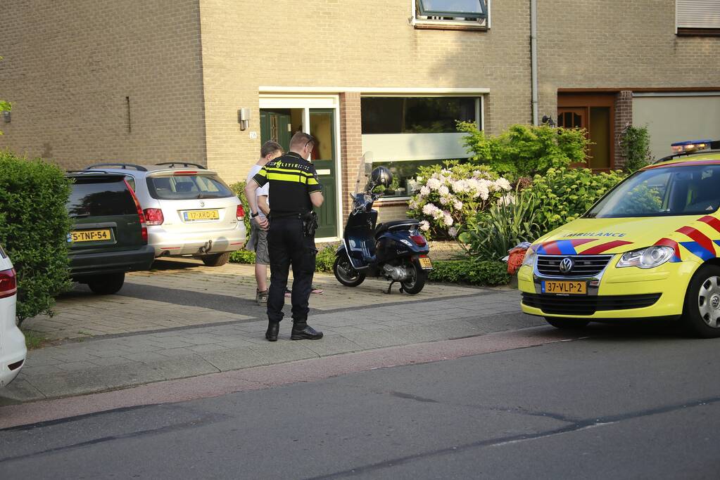 Brommerrijdster gewond na botsing met auto