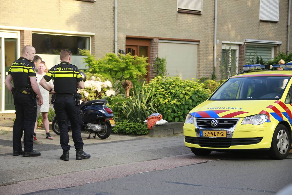 Brommerrijdster gewond na botsing met auto