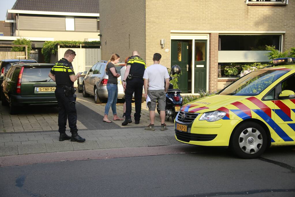 Brommerrijdster gewond na botsing met auto