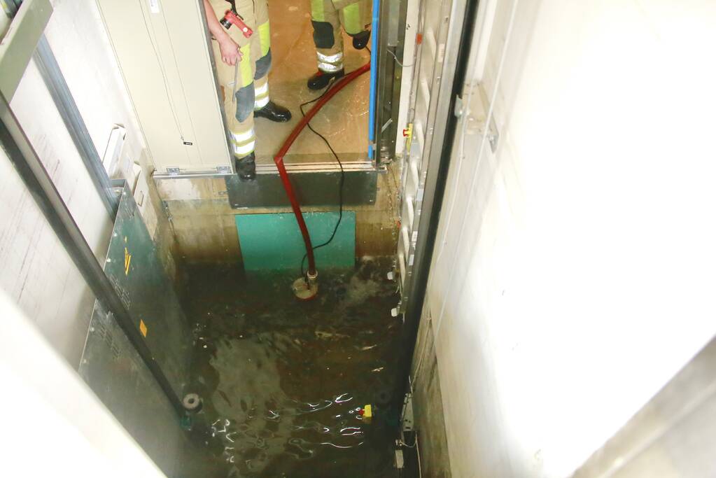 Hoosbui zet parkeergarage onder water