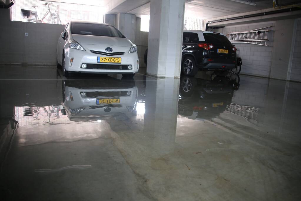 Hoosbui zet parkeergarage onder water