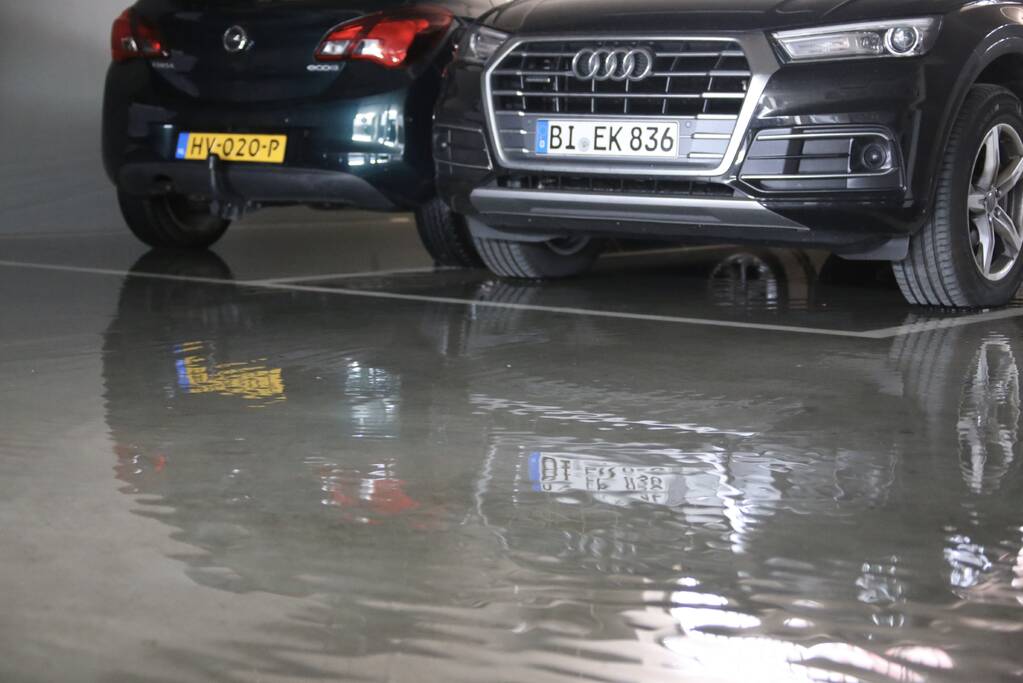 Hoosbui zet parkeergarage onder water