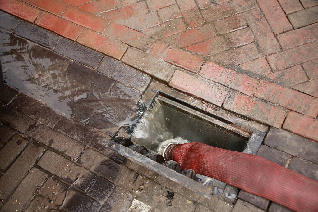 Hoosbui zet parkeergarage onder water