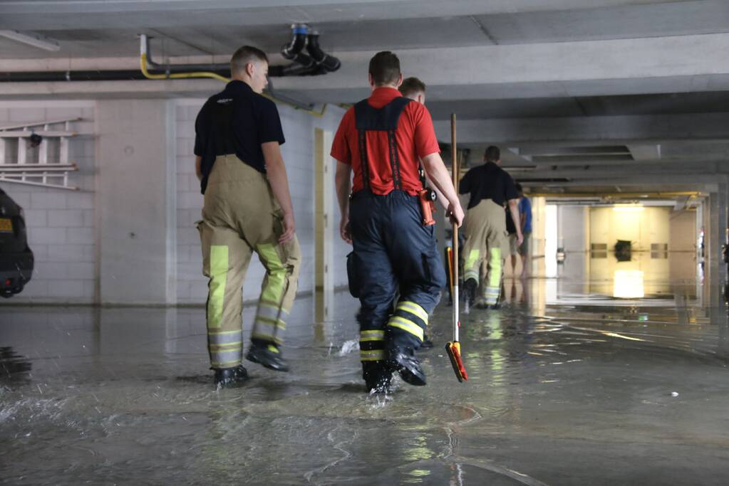 Hoosbui zet parkeergarage onder water