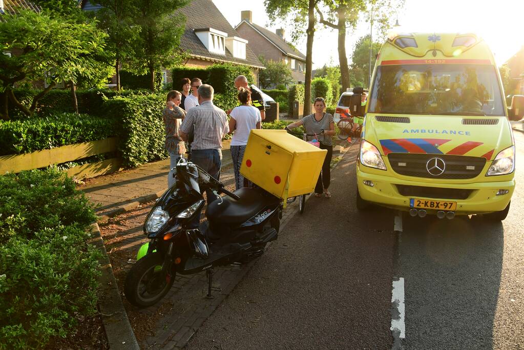 Pizzabezorger knalt achterop remmende automobilist