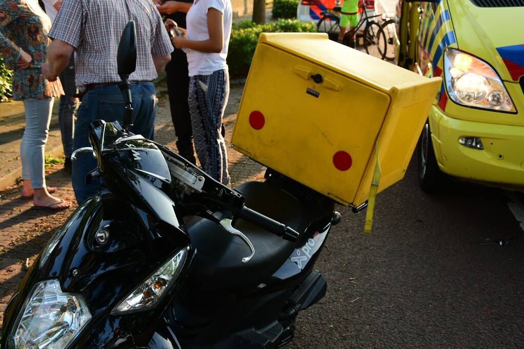 Pizzabezorger knalt achterop remmende automobilist