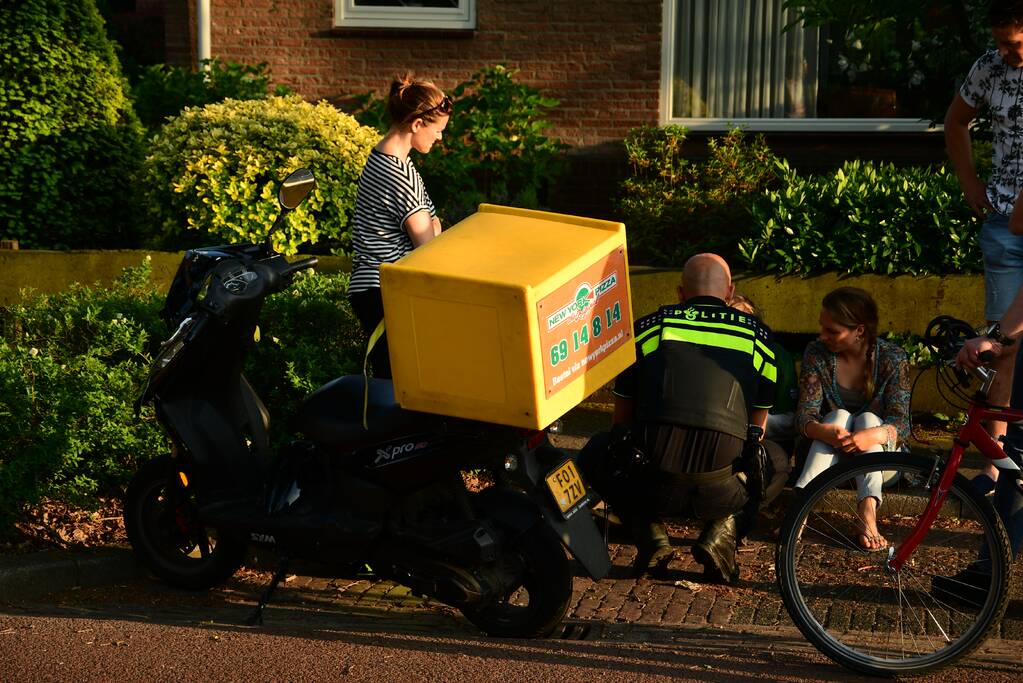 Pizzabezorger knalt achterop remmende automobilist