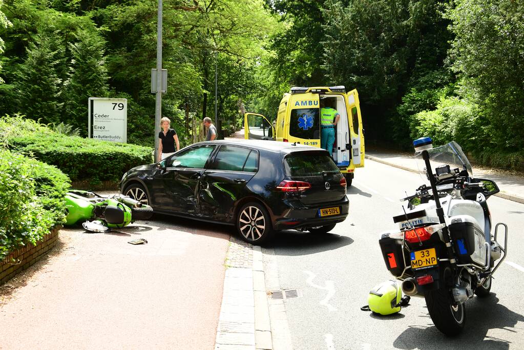 Motorrijder vliegt over motorkap na aanrijding