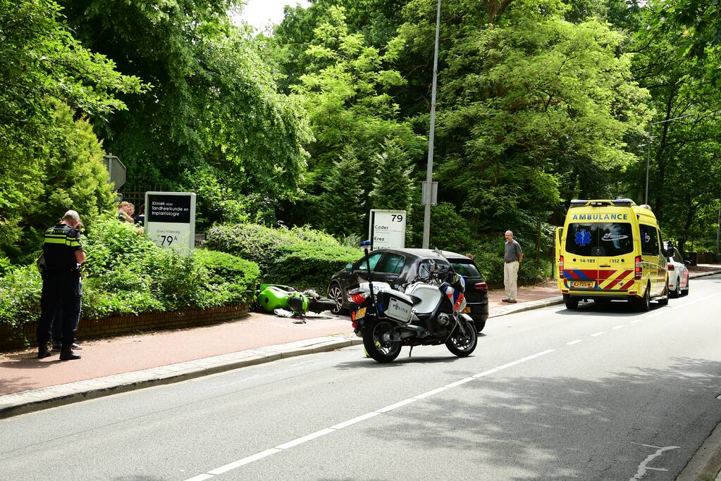 Motorrijder vliegt over motorkap na aanrijding