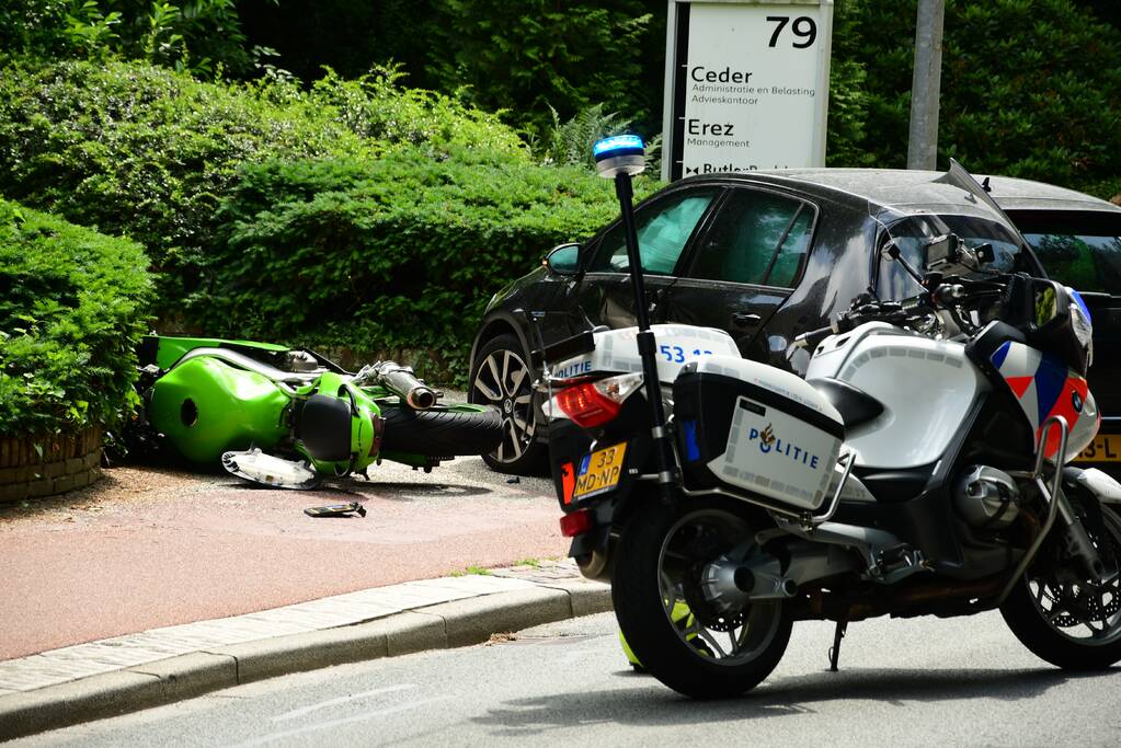 Motorrijder vliegt over motorkap na aanrijding