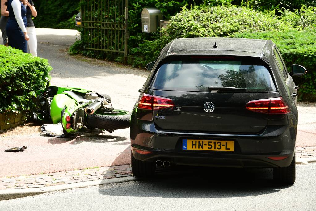 Motorrijder vliegt over motorkap na aanrijding