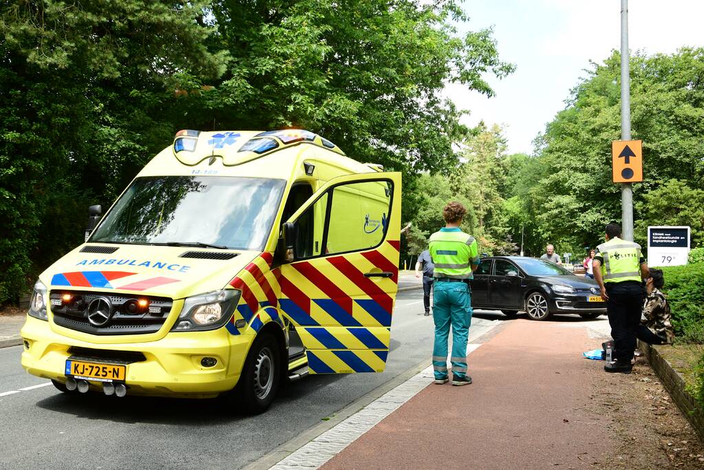 Motorrijder vliegt over motorkap na aanrijding
