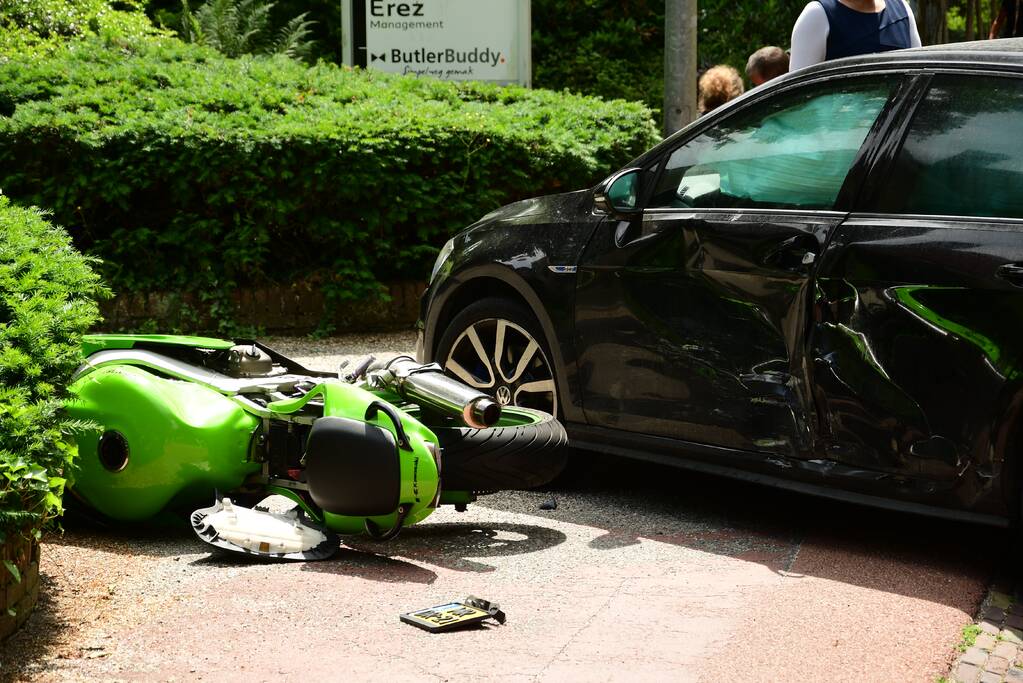 Motorrijder vliegt over motorkap na aanrijding