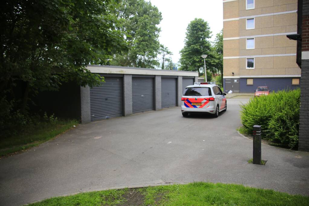 Brandweer blust aangestoken pallets