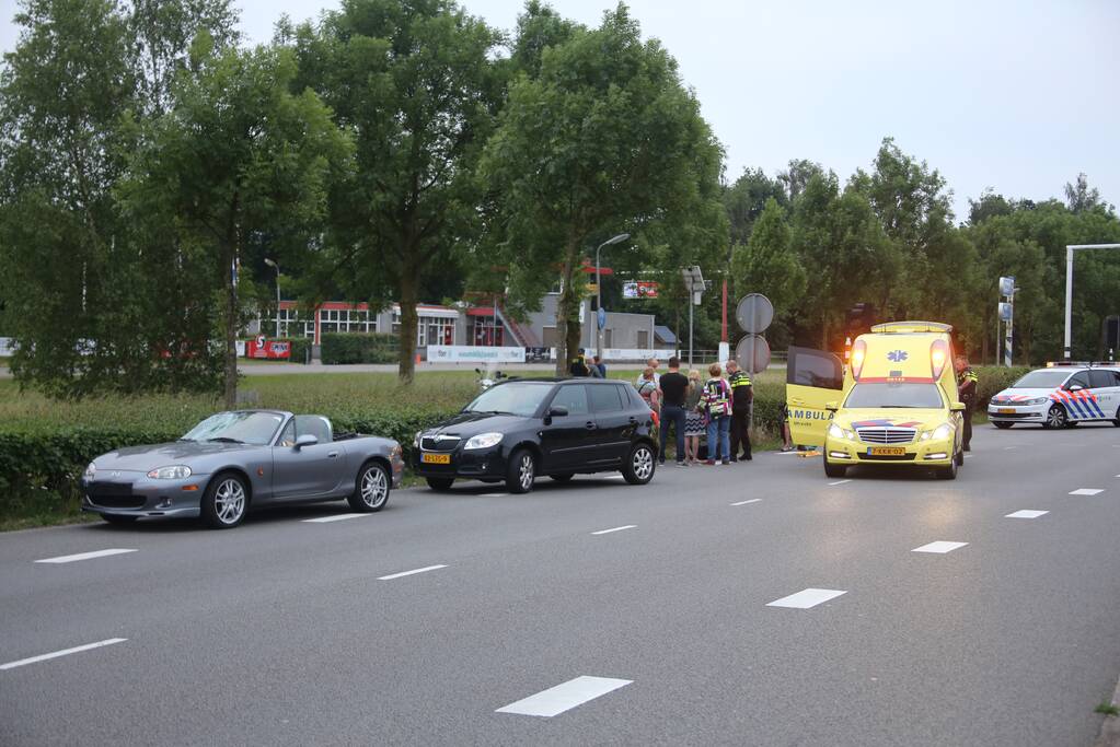 Overstekende fietser aangereden door auto